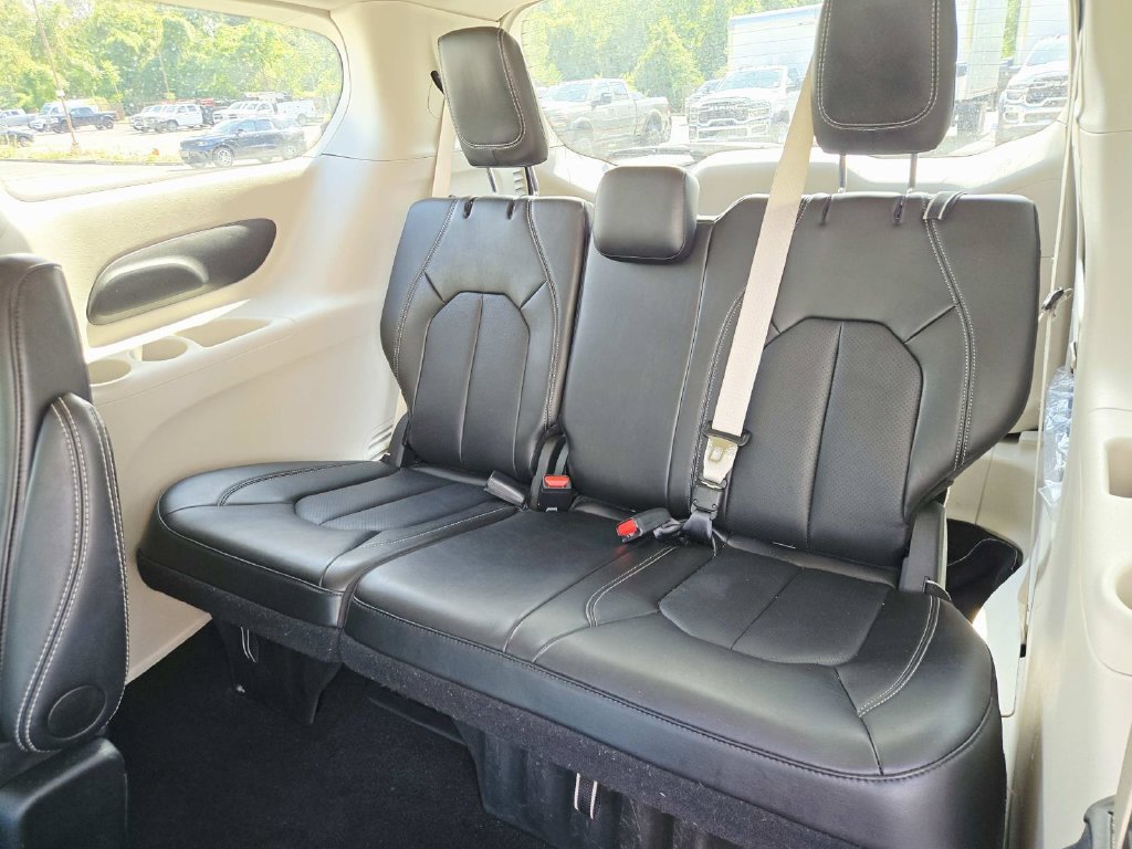 Used 2024 Chrysler Pacifica Touring-L FWD image 13