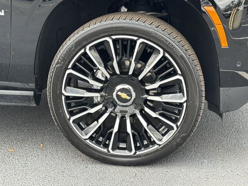 Certified 2025 Chevrolet Suburban High Country image 13