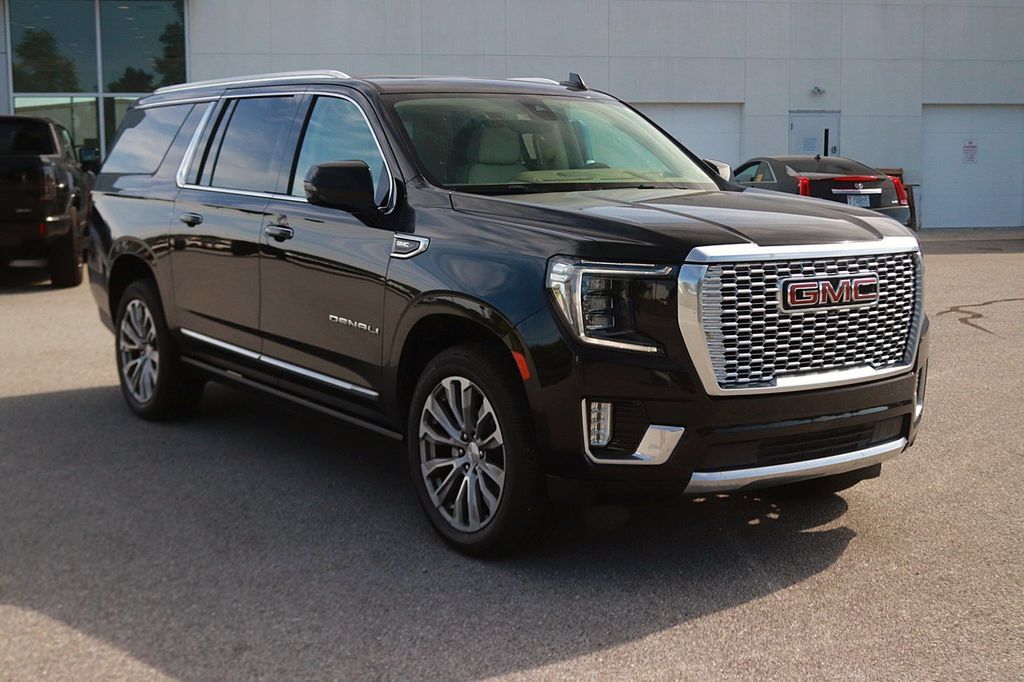 Used 2021 GMC Yukon XL Denali w/ Denali Premium Package AWD/4WD image 3