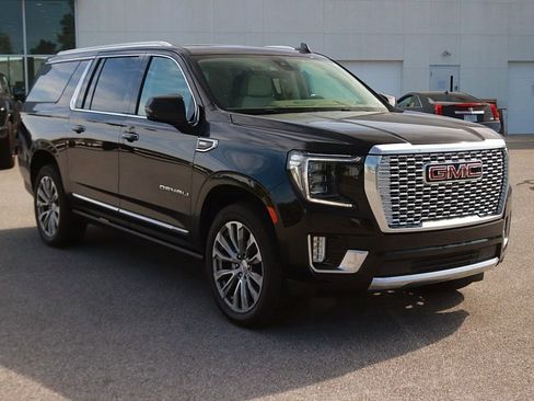 Used 2021 GMC Yukon XL Denali w/ Denali Premium Package AWD/4WD image 3