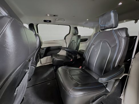 Used 2021 Chrysler Pacifica Touring-L FWD image 20