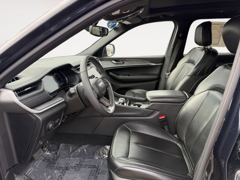 Used 2024 Jeep Grand Cherokee L Limited w/ Black Appearance Package image 9