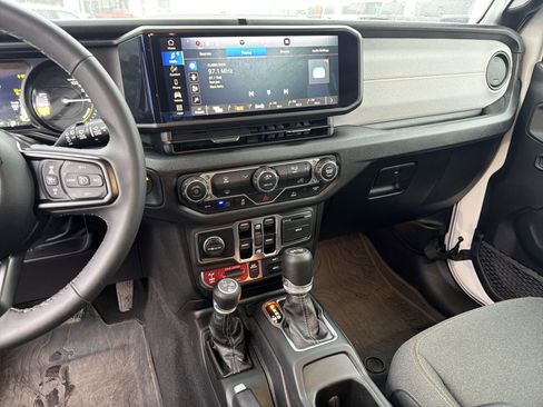 Used 2025 Jeep Wrangler Willys image 29