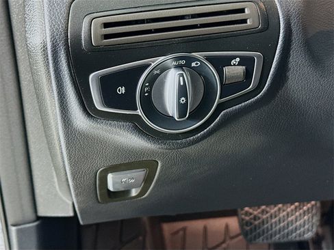 Used 2021 Mercedes-Benz GLC 300 4MATIC w/ Premium Package image 11