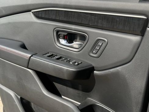 Used 2025 Honda Pilot Black Edition image 28