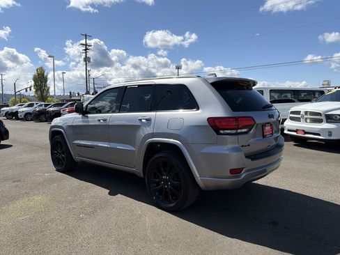 Used 2018 Jeep Grand Cherokee Altitude image 3