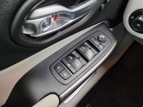 Used 2020 Jeep Cherokee Limited w/ Luxury Group AWD/4WD image 27