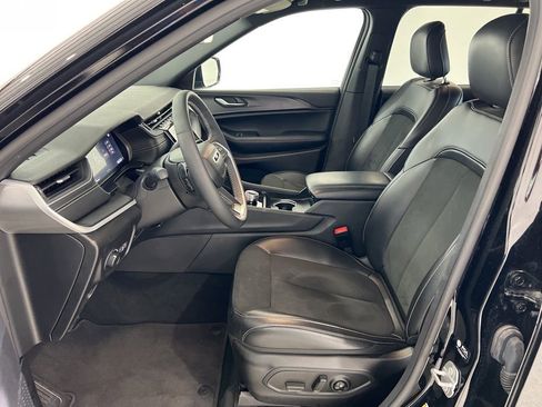 Used 2025 Jeep Grand Cherokee Altitude AWD/4WD image 17