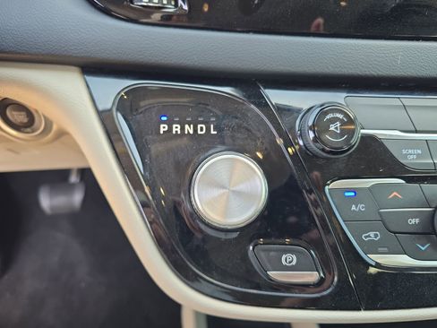 Used 2017 Chrysler Pacifica Touring FWD image 19