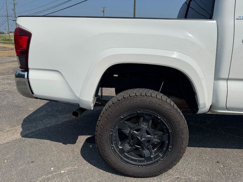 Used 2018 Toyota Tacoma SR5 AWD/4WD image 11