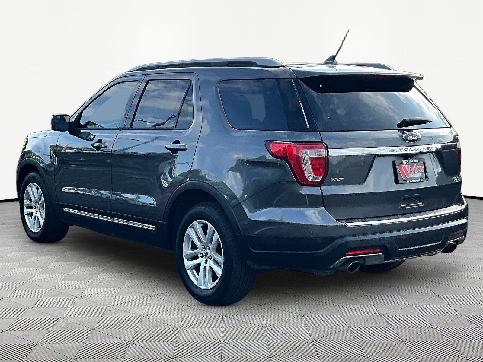 Used 2018 Ford Explorer XLT w/ Equipment Group 202A FWD image 4