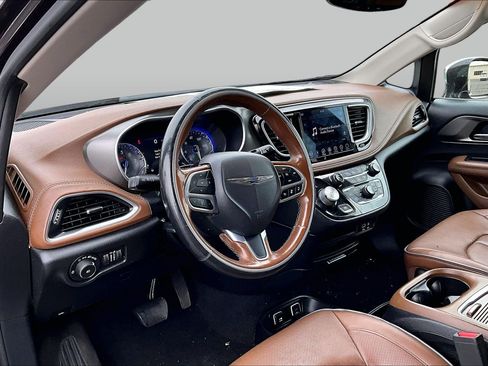 Used 2019 Chrysler Pacifica Limited w/ Advanced Safetytec Group FWD image 12
