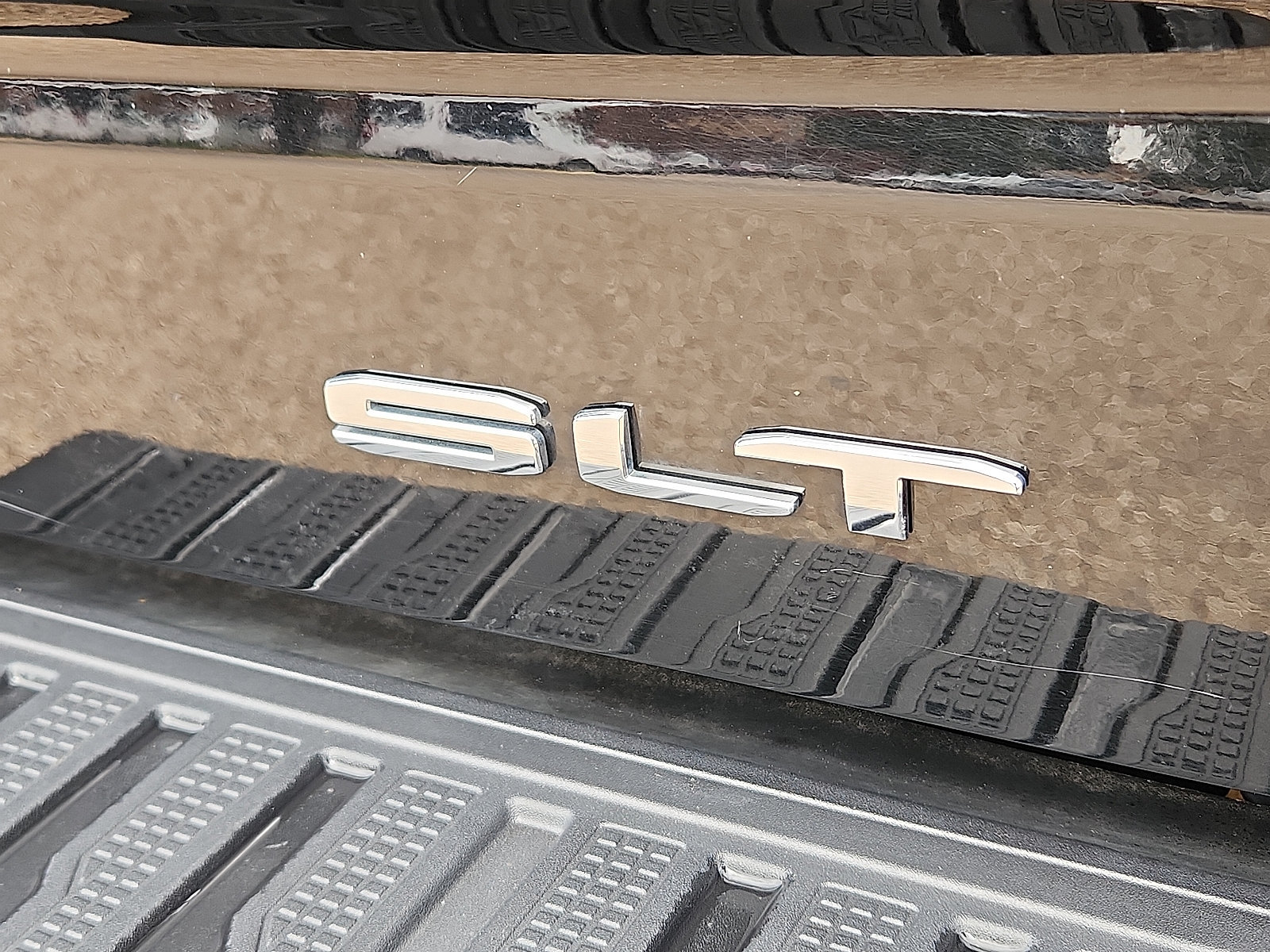 Used 2025 GMC Sierra 1500 SLT AWD/4WD image 11