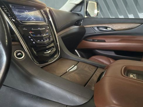 Used 2019 Cadillac Escalade Premium Luxury image 27