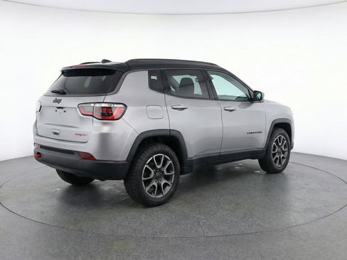 Used 2025 Jeep Compass Trailhawk AWD/4WD image 9