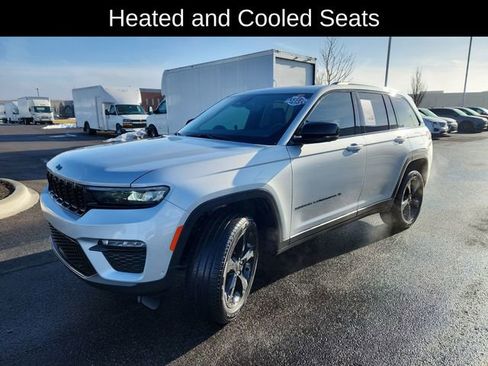 Used 2025 Jeep Grand Cherokee Limited w/ Luxury Tech Group II image 3