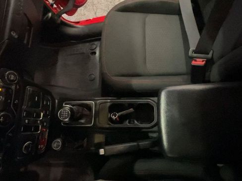 Used 2019 Jeep Wrangler Unlimited Rubicon w/ Dual Top Group AWD/4WD image 36