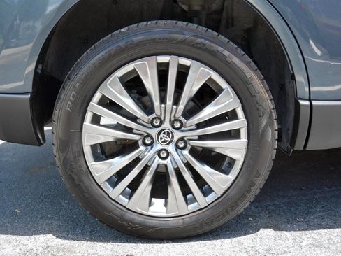 Used 2021 Toyota Venza XLE image 31