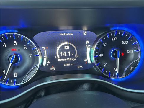 Used 2023 Chrysler Pacifica Touring-L FWD image 16