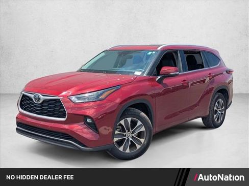Used 2022 Toyota Highlander XLE FWD image 1