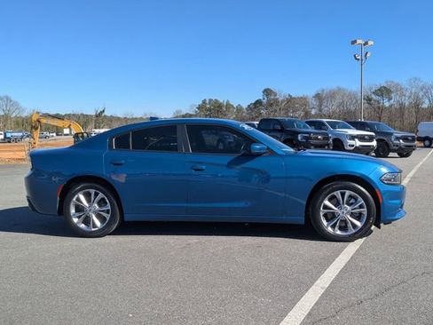 Used 2022 Dodge Charger SXT image 2
