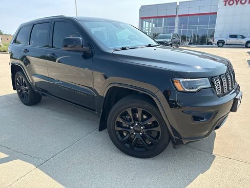 Used 2022 Jeep Grand Cherokee Laredo X AWD/4WD image 2