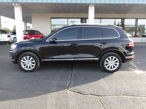 Used 2015 Volkswagen Touareg Sport image 2