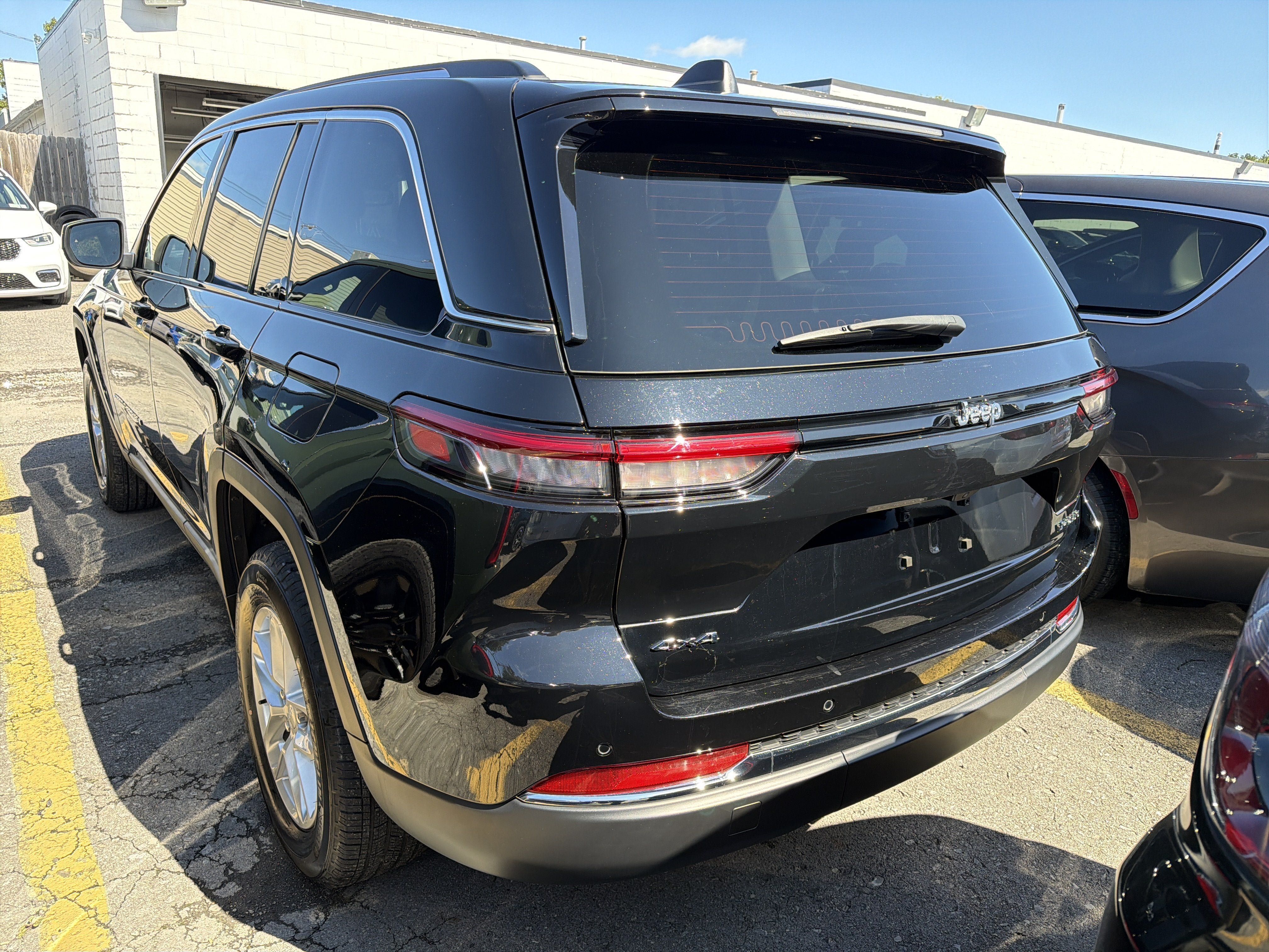 Used 2023 Jeep Grand Cherokee Laredo w/ Luxury Tech Group I AWD/4WD image 5