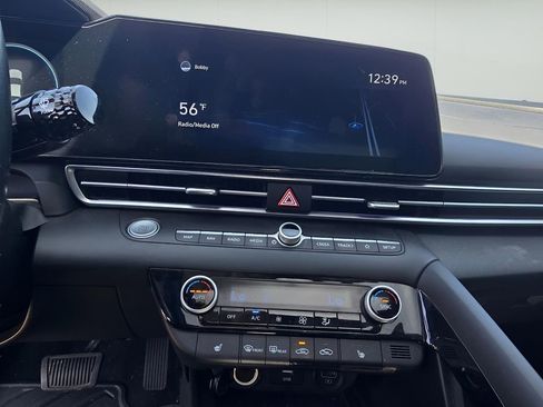 Used 2021 Hyundai Elantra Limited image 18