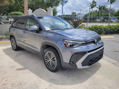 Used 2025 Volkswagen Taos SE FWD image 3