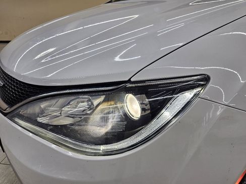 Used 2019 Chrysler Pacifica Limited w/ Tire & Wheel Group FWD image 9