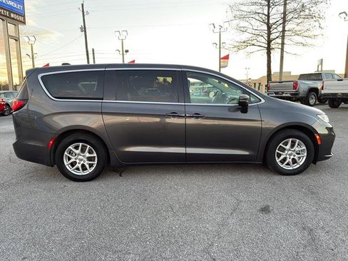 Used 2023 Chrysler Pacifica Touring-L image 8