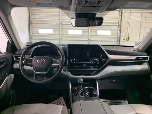 Used 2023 Toyota Highlander XLE image 4