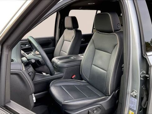 Used 2024 GMC Yukon SLT w/ SLT Luxury Package image 15