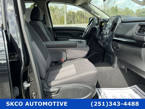 Used 2022 Nissan Titan SV image 13