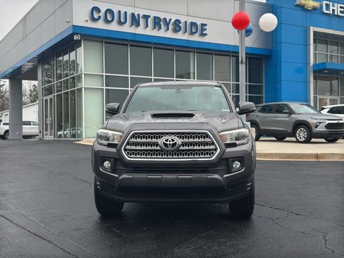 Used 2017 Toyota Tacoma TRD Sport RWD image 2