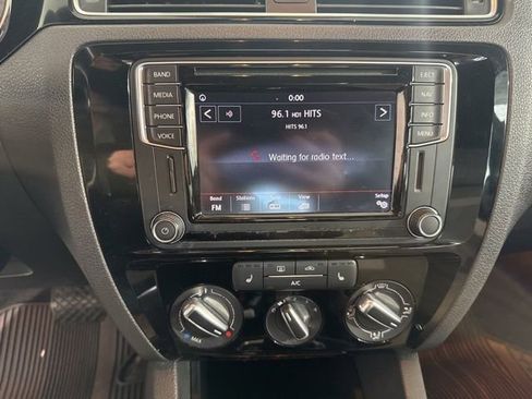 Used 2016 Volkswagen Jetta Sport image 25