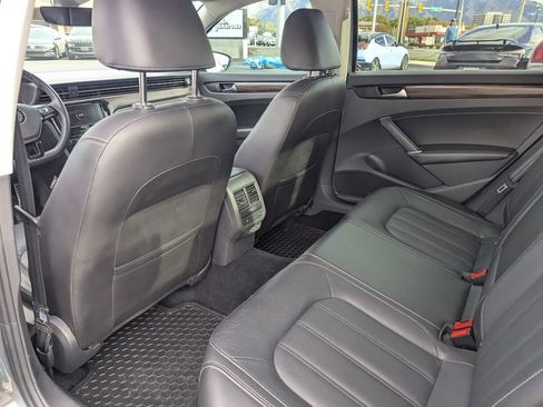 Used 2022 Volkswagen Passat 2.0T image 32