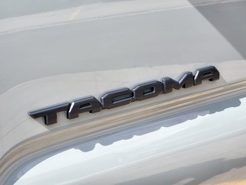 Certified 2022 Toyota Tacoma TRD Off-Road w/ Black Out Package (TMS) AWD/4WD image 9