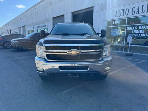 Used 2011 Chevrolet Silverado 2500 LT w/ Interior Plus Package AWD/4WD image 4