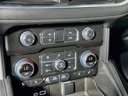 Used 2022 Chevrolet Suburban Z71 AWD/4WD image 26