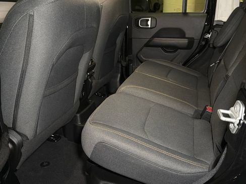 Used 2024 Jeep Wrangler Unlimited Sahara AWD/4WD image 14