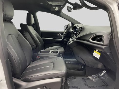 New 2026 Chrysler Pacifica Select AWD/4WD image 9