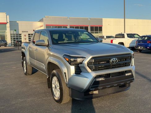 Certified 2025 Toyota Tacoma SR5 AWD/4WD image 3
