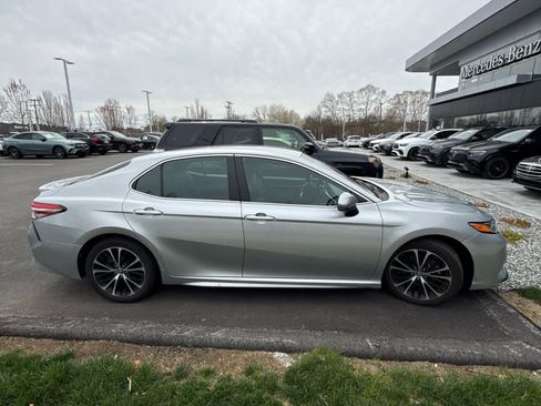 Used 2018 Toyota Camry SE FWD image 6