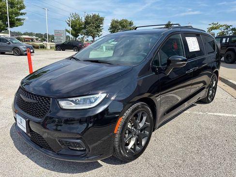 Used 2025 Chrysler Pacifica Limited FWD image 4