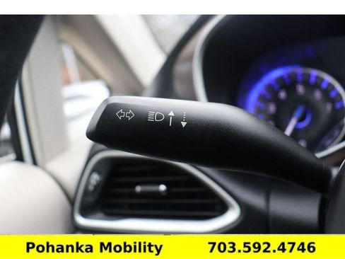 Used 2020 Chrysler Voyager L image 11