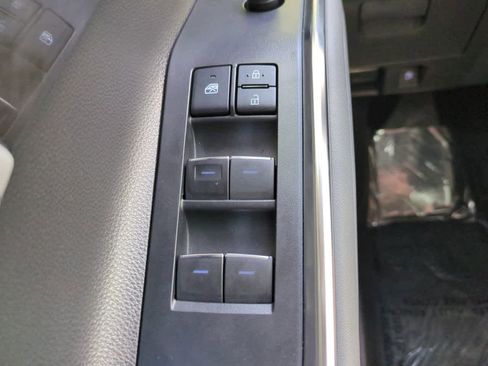 Used 2022 Toyota Highlander Limited FWD image 25