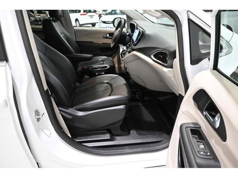 Used 2024 Chrysler Pacifica Touring-L FWD image 15