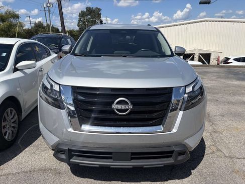 Used 2025 Nissan Pathfinder SV FWD image 2